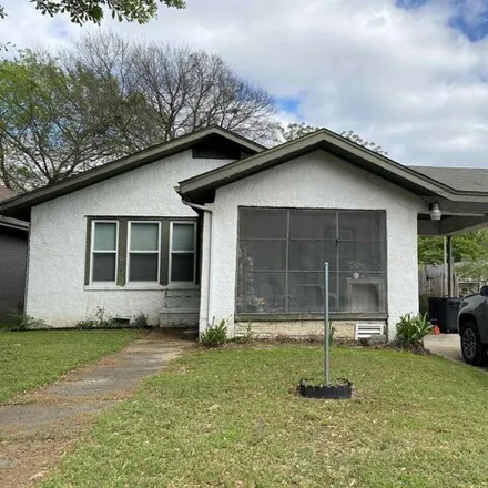 Buy this 2 bed house on 1736 Locust Street in Texarkana, AR 71854