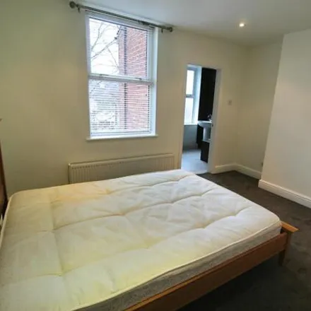 Image 9 - Mauldeth Close, Cheadle, SK4 3NP, United Kingdom - Room for rent