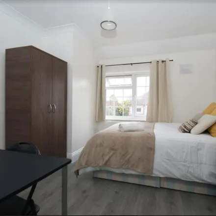 Rent this 7 bed room on John Perryn Primary in Long Drive, London