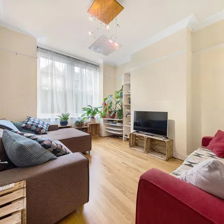 Rent this 2 bed townhouse on Bikehangar 513 in Strathleven Road, London