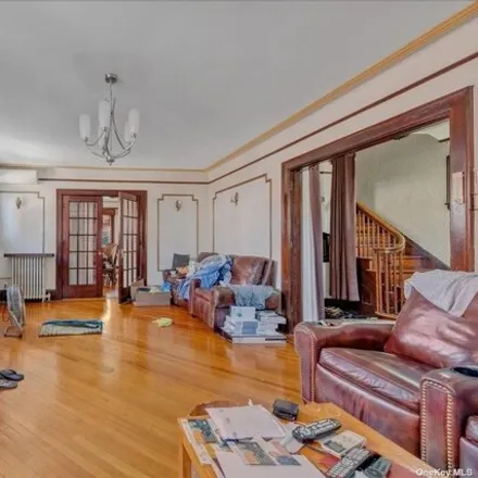 Image 3 - 85-14 168th Street, New York, NY 11432, USA - House for sale