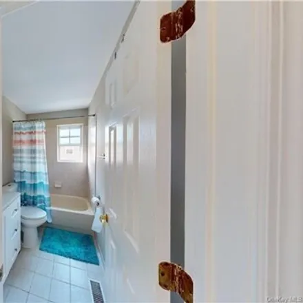 Image 9 - 300 Sunset Boulevard, New York, NY 10473, USA - Townhouse for sale