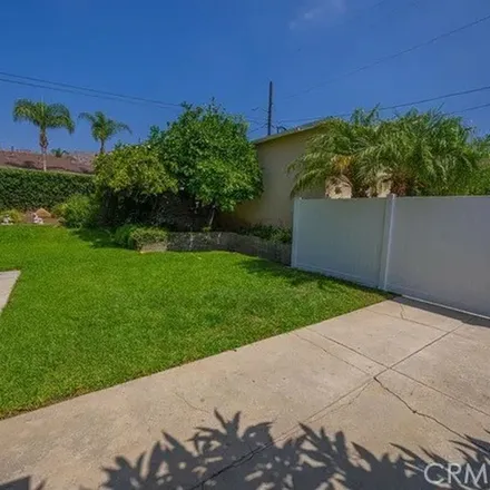 Rent this 3 bed apartment on 3286 Kenneth Road in Burbank, CA 91504