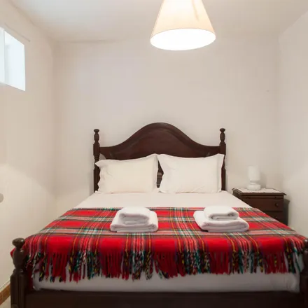 Rent this 2 bed room on Rua do Farol in 4150-694 Porto, Portugal