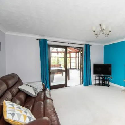 Image 7 - The Meadows, Chesterfield, S42 7JY, United Kingdom - House for sale