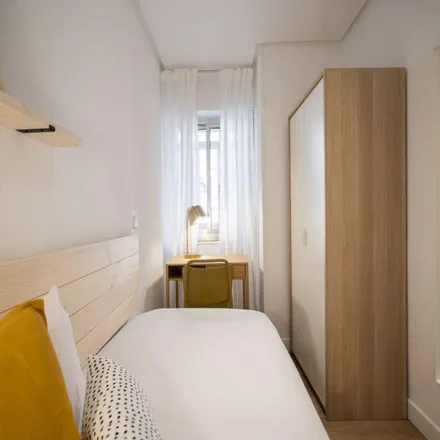 Rent this 16 bed room on Artes Escénicas caraB in Calle del Conde de la Cimera, 4