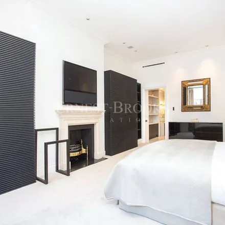 Rent this 3 bed apartment on Pont Street in London, SW1X 9SG
