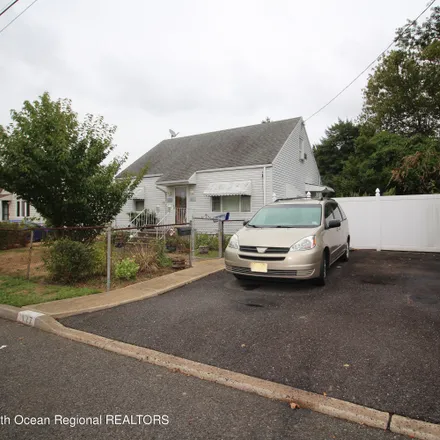 Image 3 - 81 7th Street, Belford, Middletown Township, NJ 07718, USA - House for sale