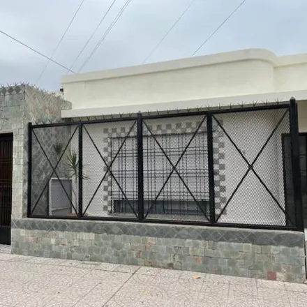 Buy this 2 bed house on Profesor Cid Guidi de Franc 25 in Partido de Lomas de Zamora, B1828 HGV Villa Centenario