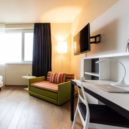 Rent this 1 bed apartment on Meile Moosach in Bunzlauer Platz, 80992 Munich