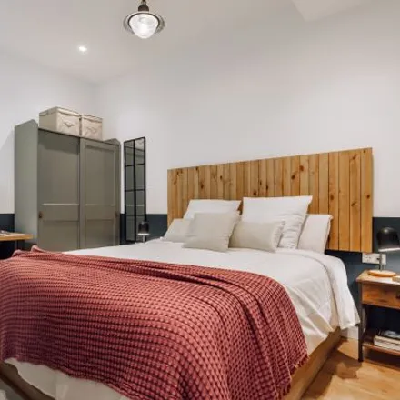 Rent this 3 bed room on Bang & Olufsen in Gran Via de les Corts Catalanes, 08001 Barcelona