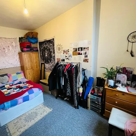 Rent this 4 bed room on 8 Lipson Road in Plymouth, PL4 8PN
