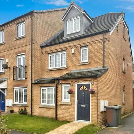 Buy this 3 bed townhouse on Broadlands Avenue in Pudsey, LS28 9GB