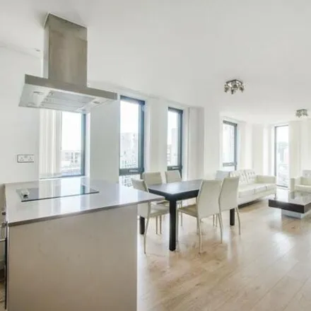 Rent this 3 bed apartment on Roosevelt Tower in 18 Williamsburg Plaza, Canary Wharf
