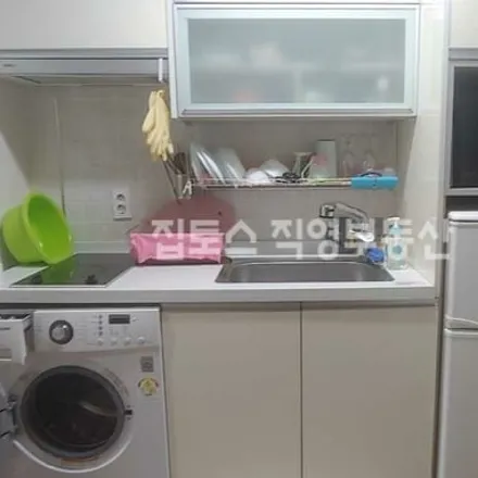 Rent this studio apartment on 서울특별시 서초구 방배동 983-24