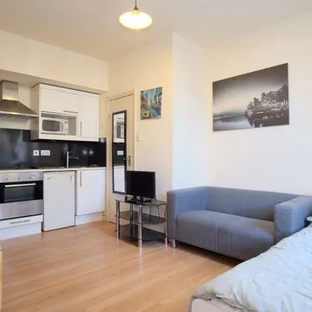 Image 4 - 23 Ash Grove, London, NW2 3LL, United Kingdom - Apartment for rent