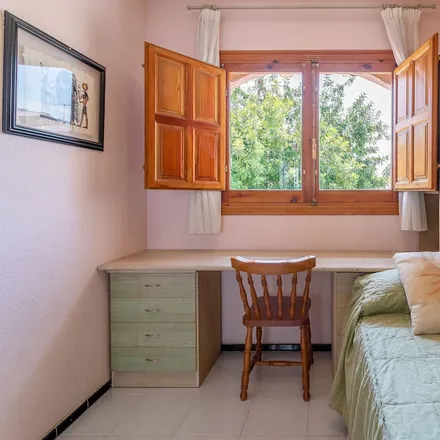Rent this 3 bed house on Santa Pola in Carrer de Lleó / Calle de León, 03130 Santa Pola