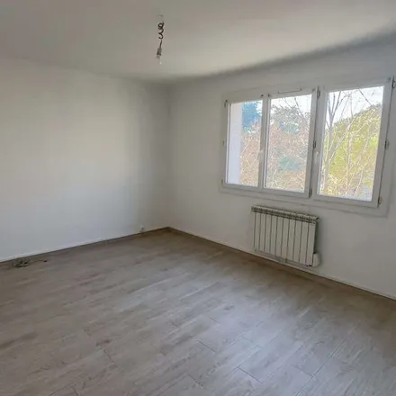 Rent this 3 bed apartment on 1 Place des Arènes in 30000 Nîmes, France