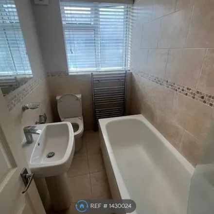 Image 6 - 147 Rushden Gardens, London, IG5 0BL, United Kingdom - Apartment for rent