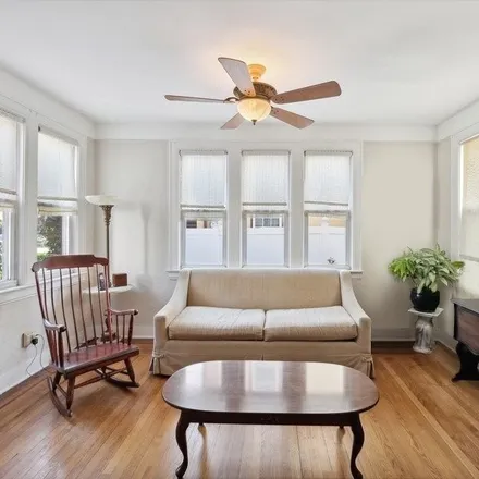 Image 3 - 29-40 214th Street, New York, NY 11361, USA - House for sale