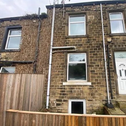 Rent this 3 bed townhouse on Newsome Road in Huddersfield, HD4 6NY