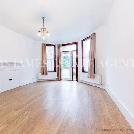 Rent this studio apartment on 33 Cranley Gardens in London, N13 4LS
