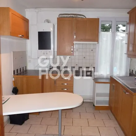 Rent this 3 bed apartment on 10 Rue de Chartres in 78610 Le Perray-en-Yvelines, France