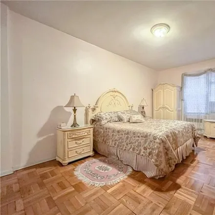 Image 3 - 770 Ocean Parkway, New York, NY 11230, USA - Apartment for sale