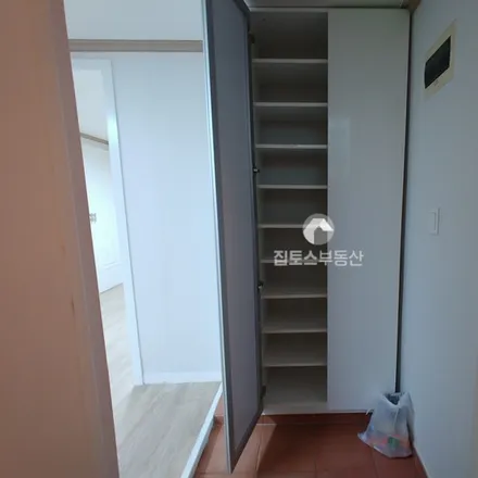 Rent this studio apartment on 서울특별시 강남구 논현동 21-1