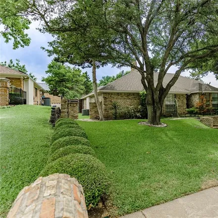 Image 2 - 5702 Mapleshade Lane, Dallas, TX 75252, USA - House for sale