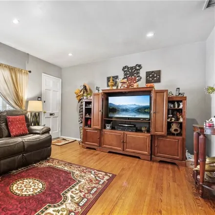 Image 3 - 9857 Sharp Avenue, Los Angeles, CA 91331, USA - House for sale