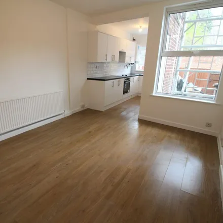 Image 4 - 73 Wilford Crescent West, Nottingham, NG2 2FT, United Kingdom - Townhouse for rent