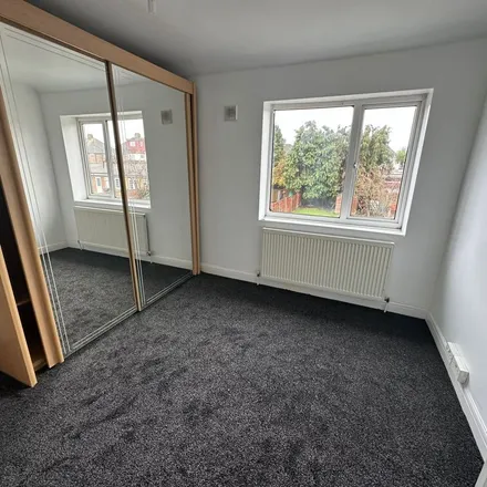 Rent this 3 bed duplex on Chaucer Avenue in London, UB4 0AR