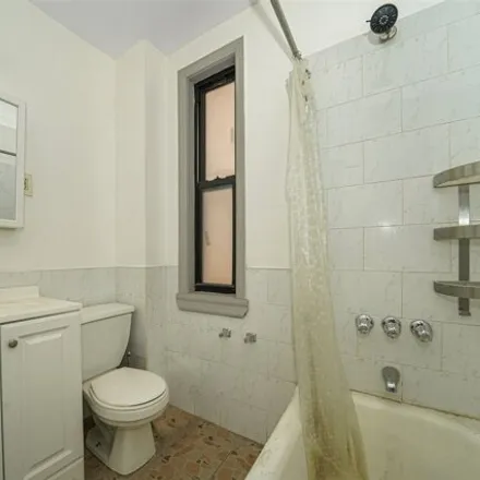 Image 9 - 2305 Beaumont Avenue, New York, NY 10458, USA - House for sale