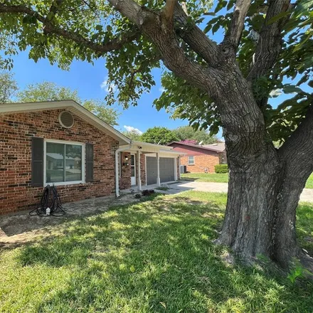 Image 2 - 590 Northwest Sandra Lane, Burleson, TX 76028, USA - House for rent