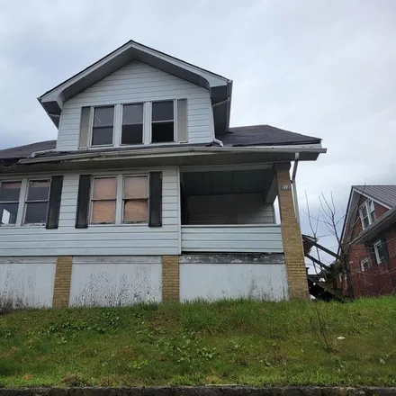 Buy this studio apartment on 218 Woodlawn Avenue in Beckley, WV 25801