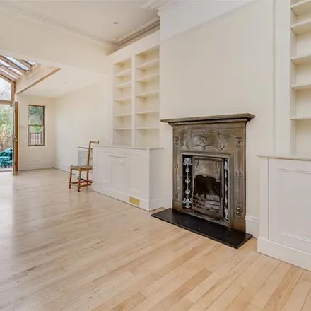 Rent this 5 bed duplex on Windmill Road in Chiswick High Road, London