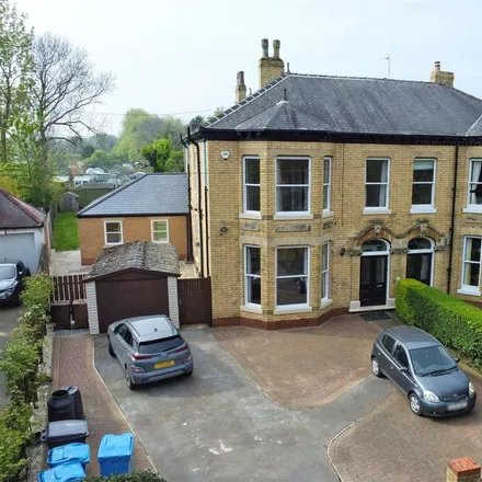 Rent this 6 bed house on Newland Park in Hull, HU5 2DW