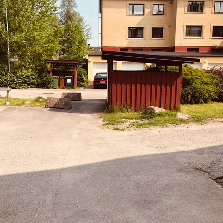 Rent this 3 bed apartment on Hallevadsvägen in 461 55 Trollhättan, Sweden