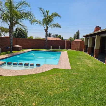 Rent this 3 bed apartment on Acacia Road in Crowthorne, Gauteng