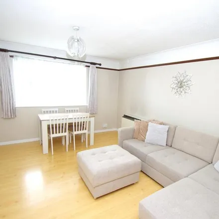 Image 2 - Courtlands Close, Courtlands, WD24 5GX, United Kingdom - Apartment for rent