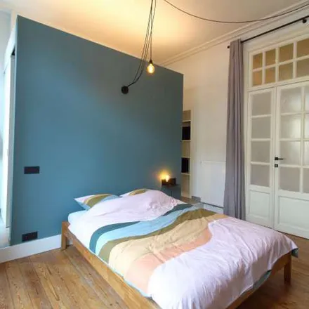 Rent this 7 bed apartment on Rue des Confédérés - Eedgenotenstraat 56 in 1000 Brussels, Belgium