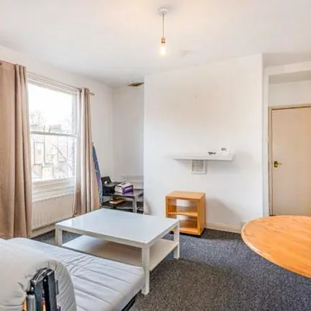 Image 2 - Krazy Flowers, Caledonian Road, London, N1 0NH, United Kingdom - Apartment for rent