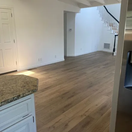 Rent this 3 bed apartment on 917 27th Street in Manhattan Beach, CA 90266