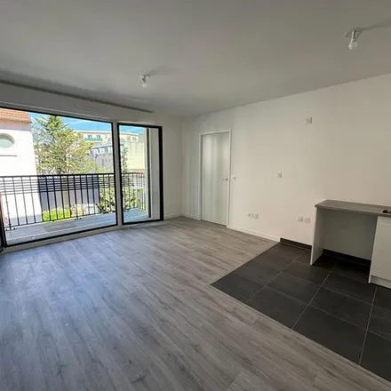 Rent this 2 bed apartment on Canopéa in Rue Eugénie Carmignat, 92270 Bois-Colombes