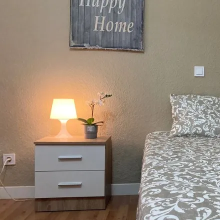 Rent this 5 bed room on Calle de la Sierra de Filabres in 72, 28038 Madrid