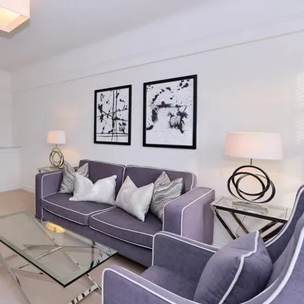 Rent this 2 bed house on 213 King's Road in London, SW3 5EL