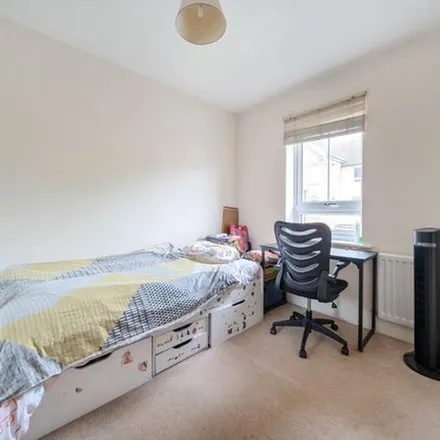 Rent this 2 bed apartment on 29 Kingfisher Drive in Maidenhead, SL6 8EL