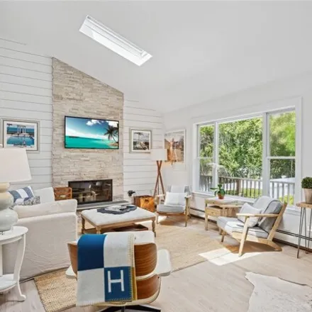 Image 3 - 42 Oak Street, Village of Westhampton Beach, Suffolk County, NY 11978, USA - House for rent