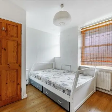 Image 6 - Brent Court, 26-40 Emlyn Gardens, London, W12 9UB, United Kingdom - Apartment for sale